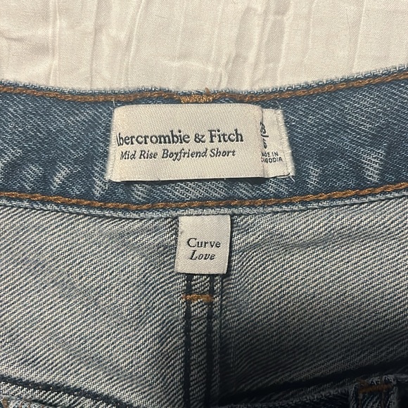 Abercrombie Denim Mid Rise Boyfriend Short - Picture 6 of 6